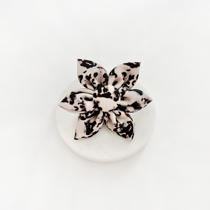 Ivory Tort Collar Flower